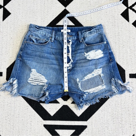 Good American Distressed Boyfriend Jean Shorts Size 8/29 - Picture 7 of 13